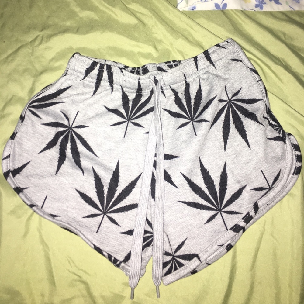 Weed enthusiasts? 👀💚 Comfy weed print shorts!