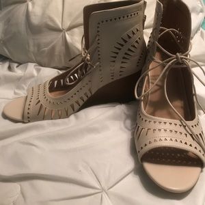 Geometric cutout wedges