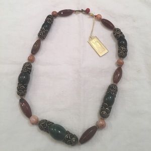 🆕 Beautiful vintage necklace with silver design pieces