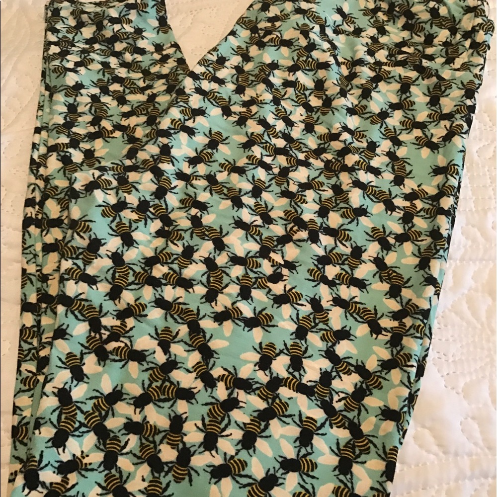 Bees 🐝 on Honey 🍯