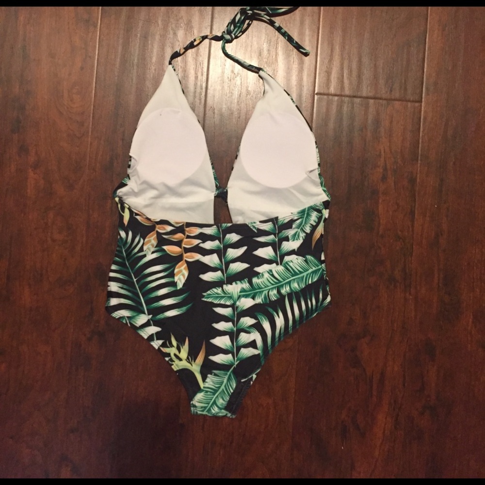 One piece Size medium - Picture 2 of 3