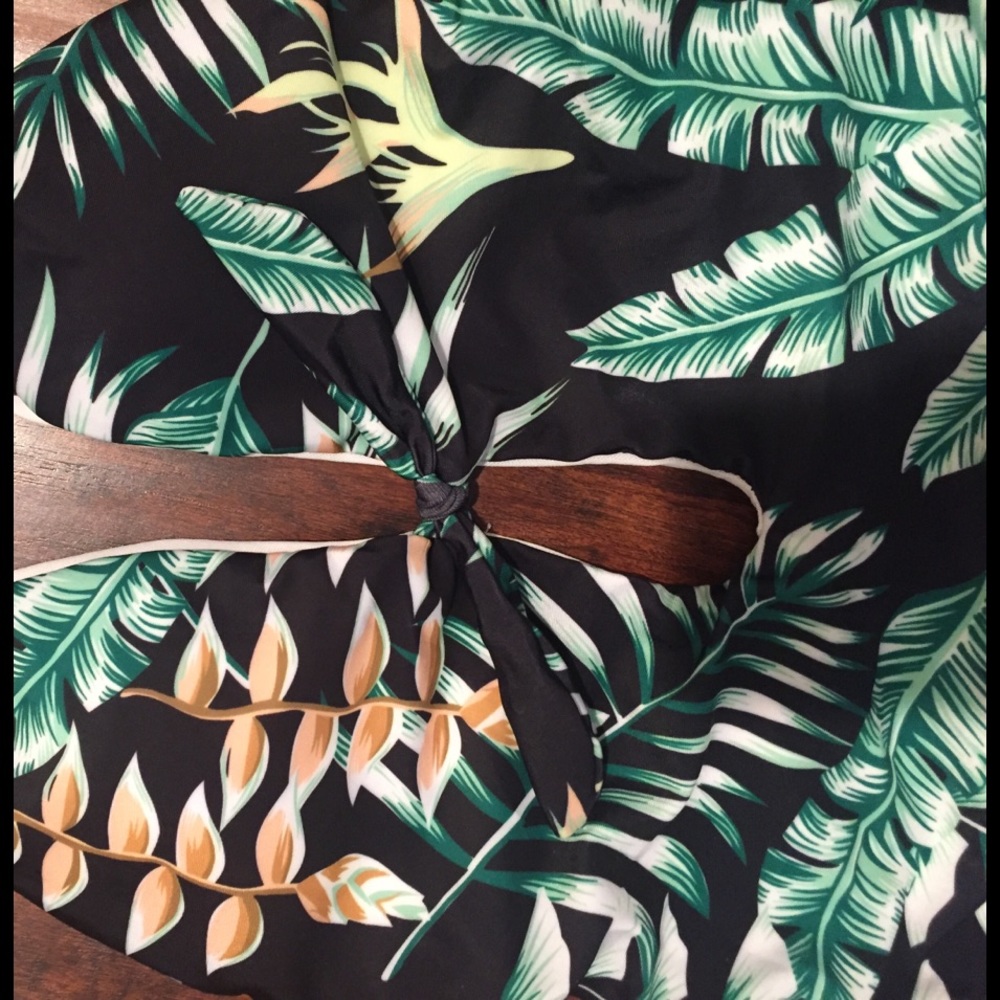 One piece Size medium - Picture 3 of 3