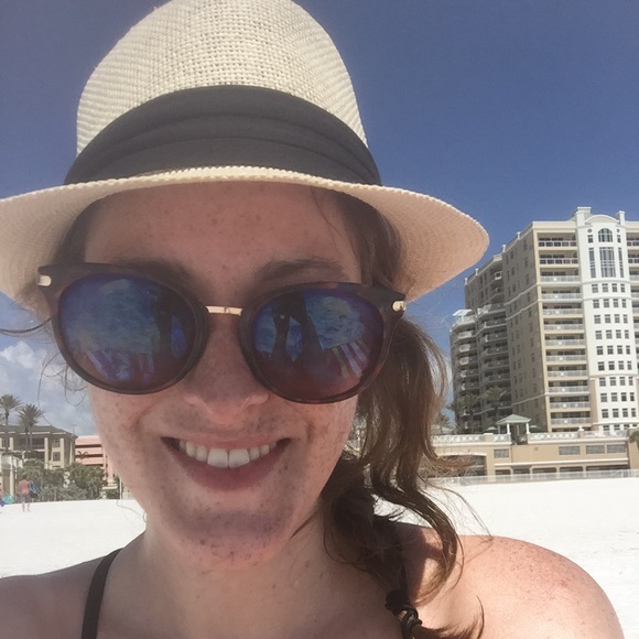 Meet your Posher, Lauren - Picture 2 of 2