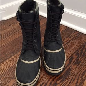 Like new, Eddie Bauer men's snow boots.