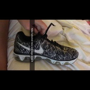 Pair of Nike tailwind size 8 tennis shoes!!