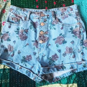 UO FLORAL HIGH WAISTED SHORTS 🌸