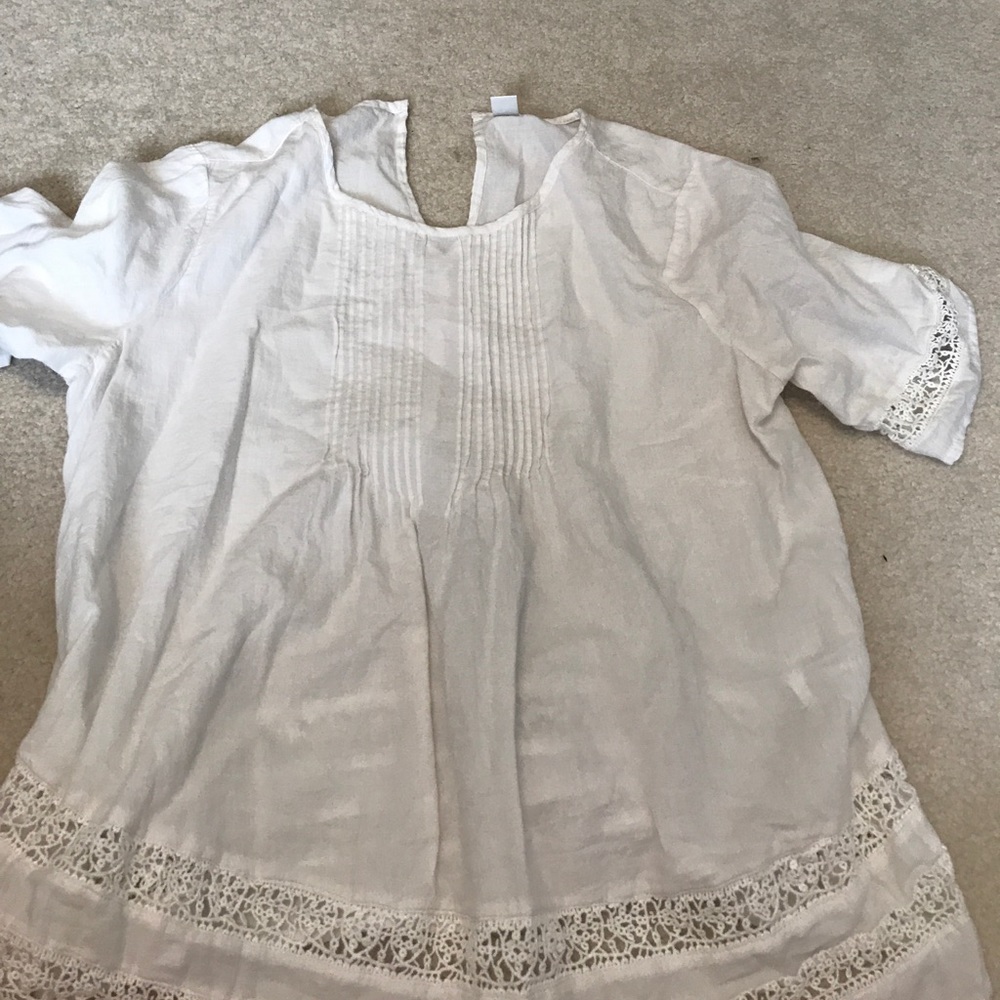 White old navy shirt with decorative detail medium