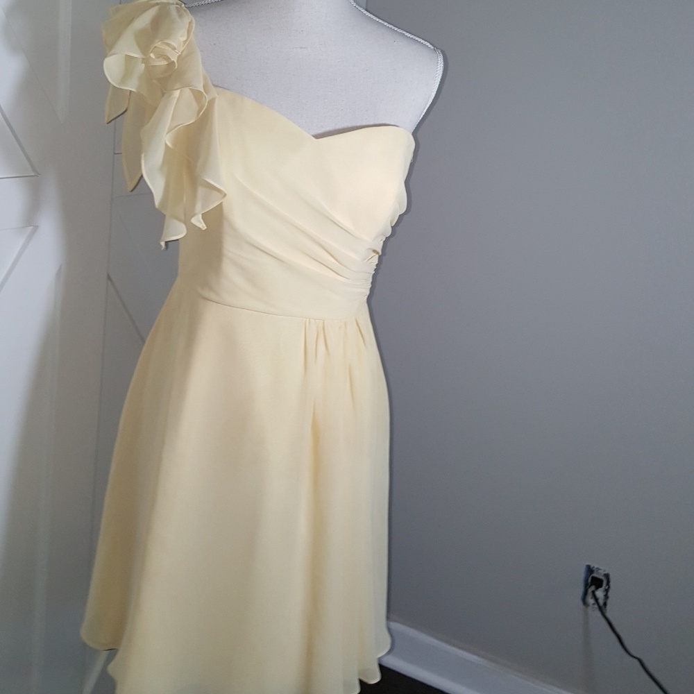 B2 Sz4 one shoulder light butter yellow dress