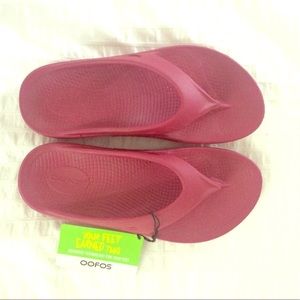 Oofos recovery thongs/ flip flops