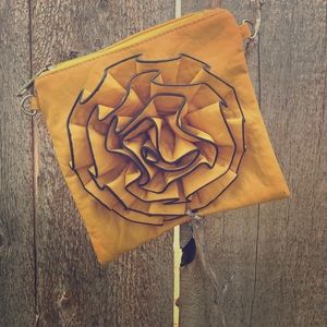 Small leather mustard handbag. 6x6 inches