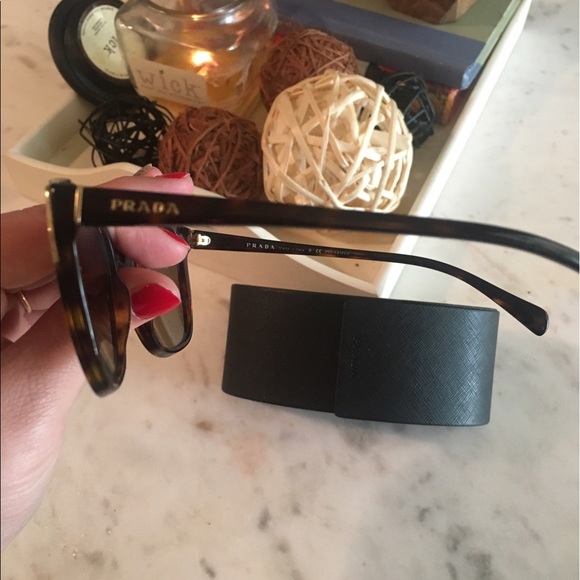 Prada sunglasses w/case - Picture 2 of 4