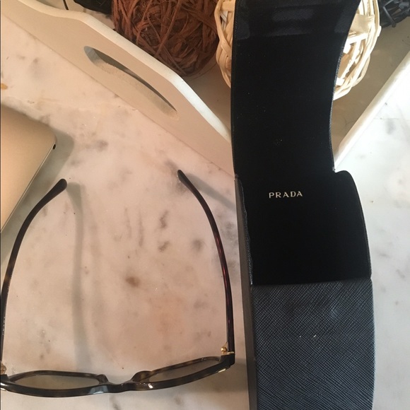Prada sunglasses w/case - Picture 4 of 4