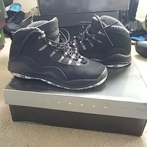 100% authentic Jordans ( willing to negotiate)