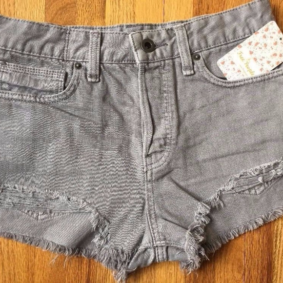 NWT FREE PEOPLE Short Frayed Hem Cloudy Gray 26 27 - Picture 5 of 5