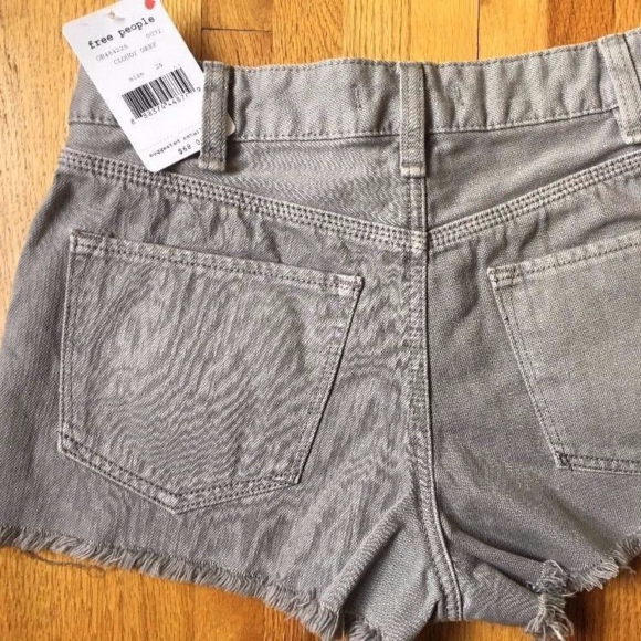NWT FREE PEOPLE Short Frayed Hem Cloudy Gray 26 27 - Picture 3 of 5