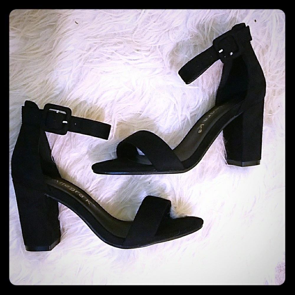 *NEW* Black chunk heel sandal