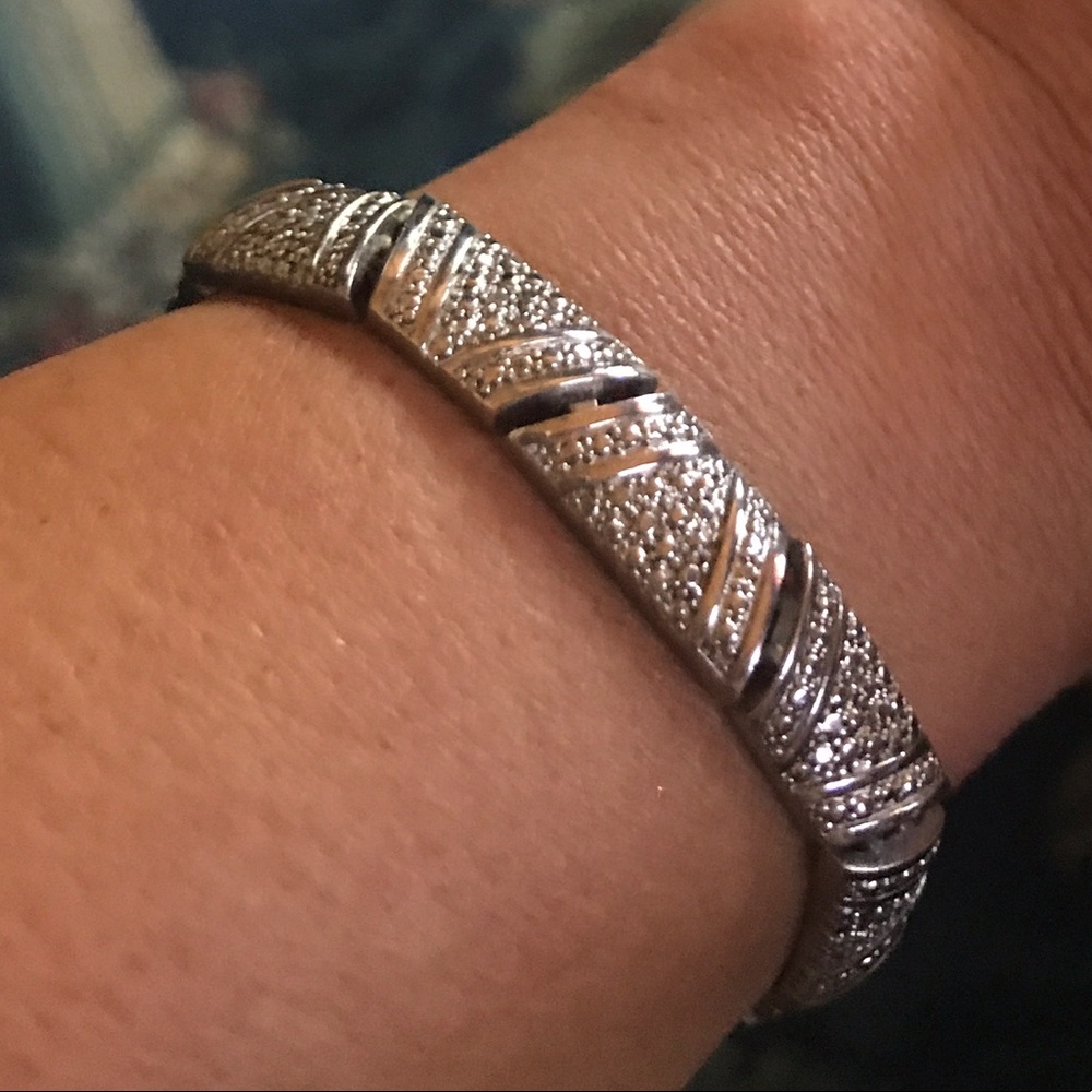 NWOT 10k white gold bangle bracelet /diamond chips