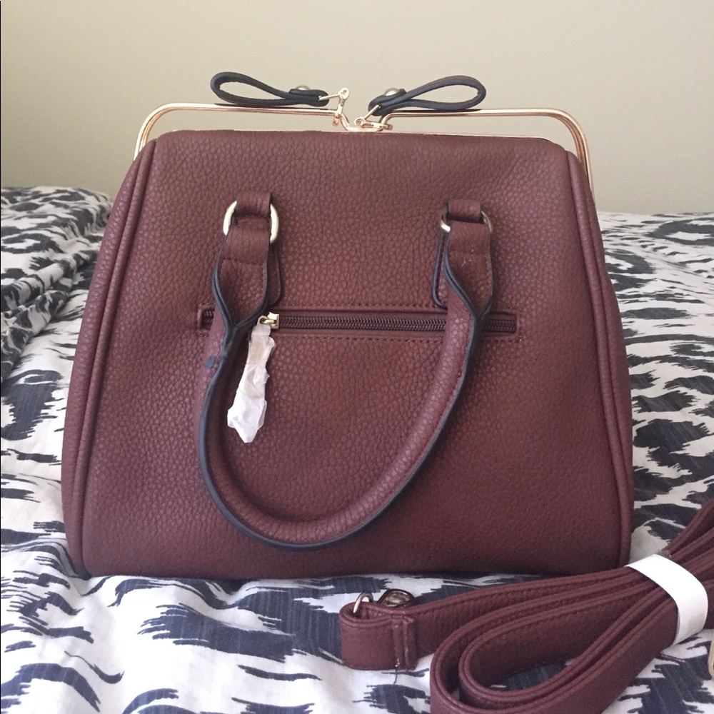 Doctor style bag with unique closure