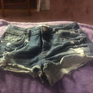 Cutoff distressed shorts