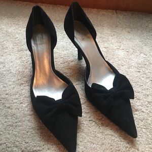 Black pointed toe heels with bow