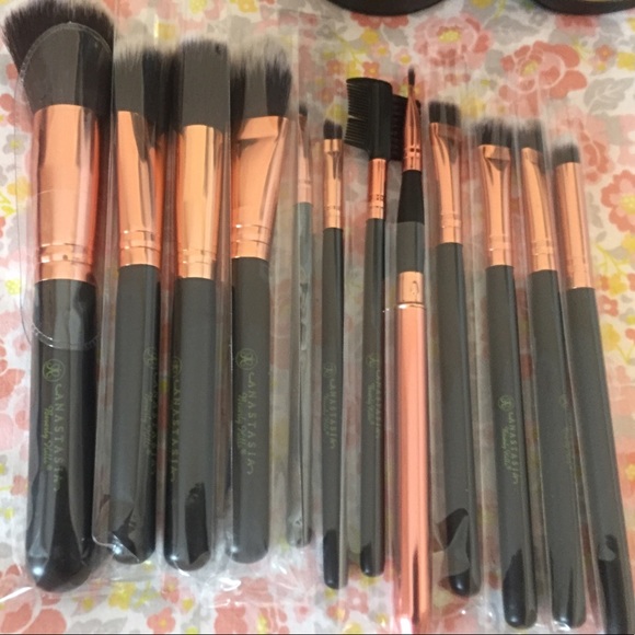 Anastasia Make up Brushes - Picture 6 of 6