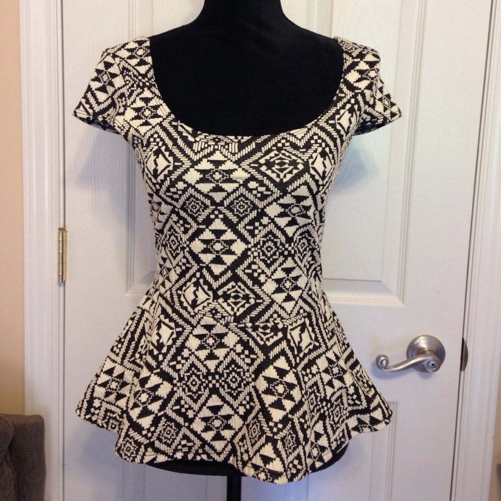 Black and white short sleeve keyhole back