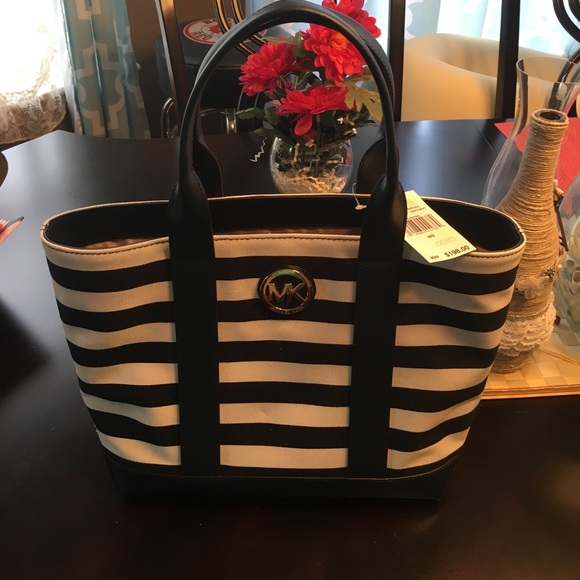 Michael Kors Handbags - MAKE AN OFFER! NWT! Michael Kors purse