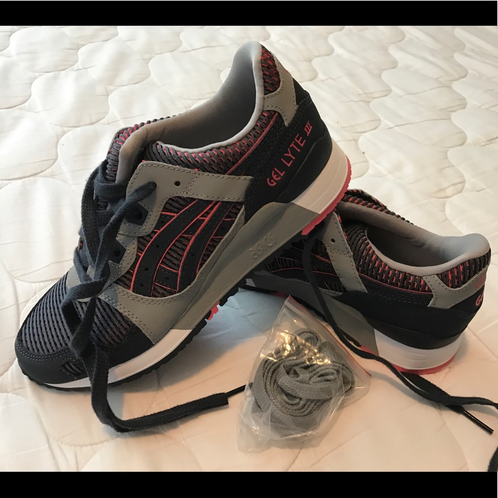New Asics gel lyte  III SIZE 5 1/2
