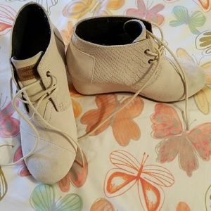 Tom's lace up wedges
