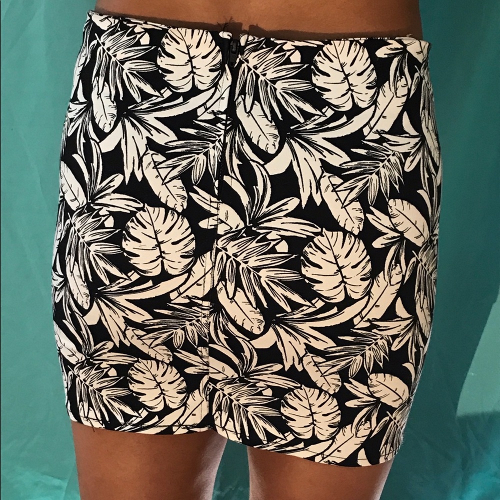 Patterned Mini Skirt - Picture 2 of 2