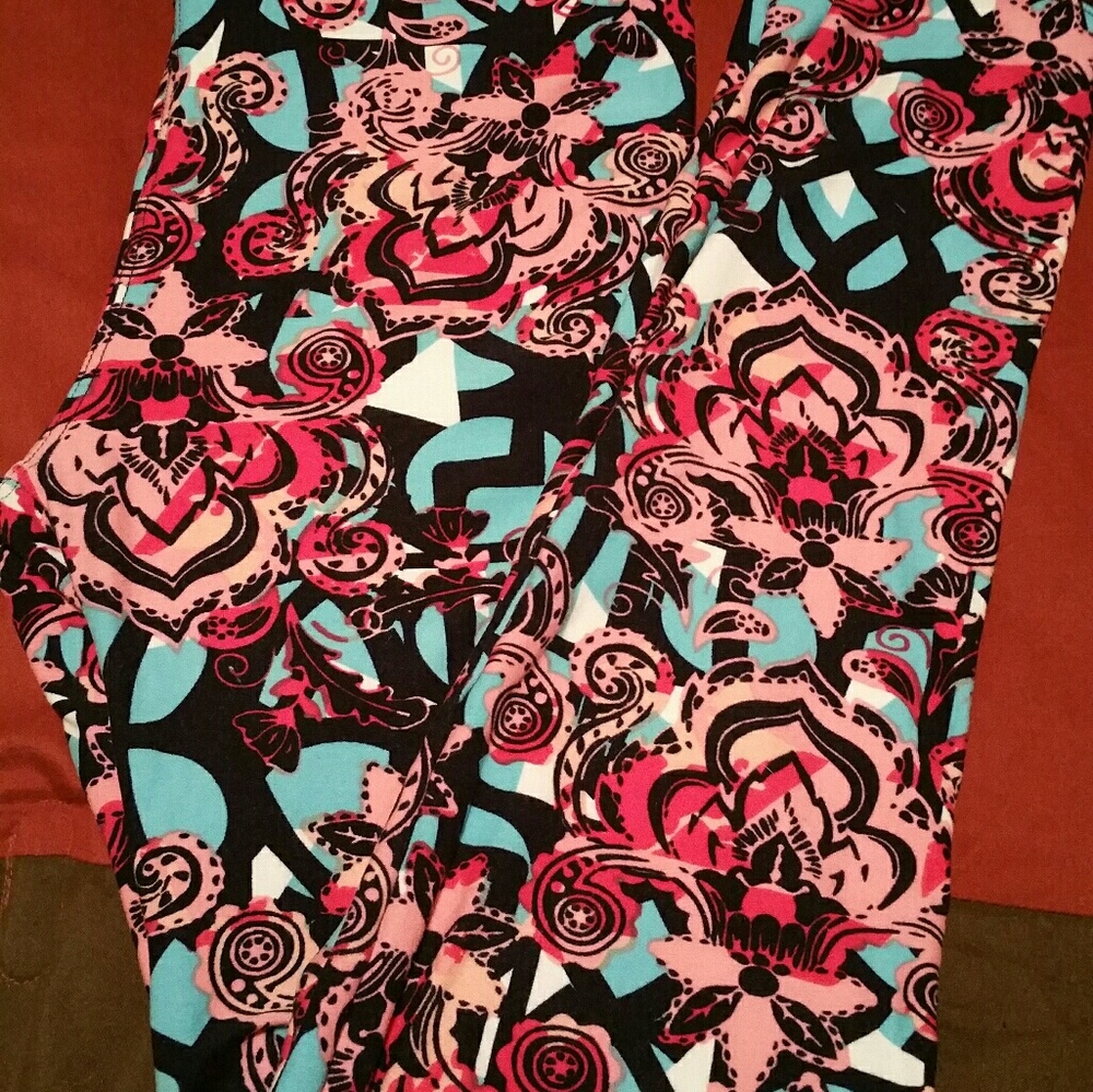 SOLD Lularoe leggings OS