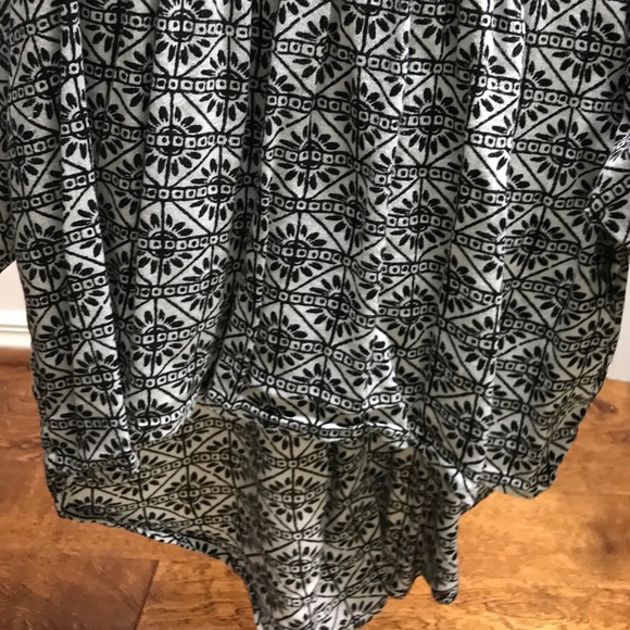 Abercrombie and Fitch High Low shirt - Picture 3 of 4