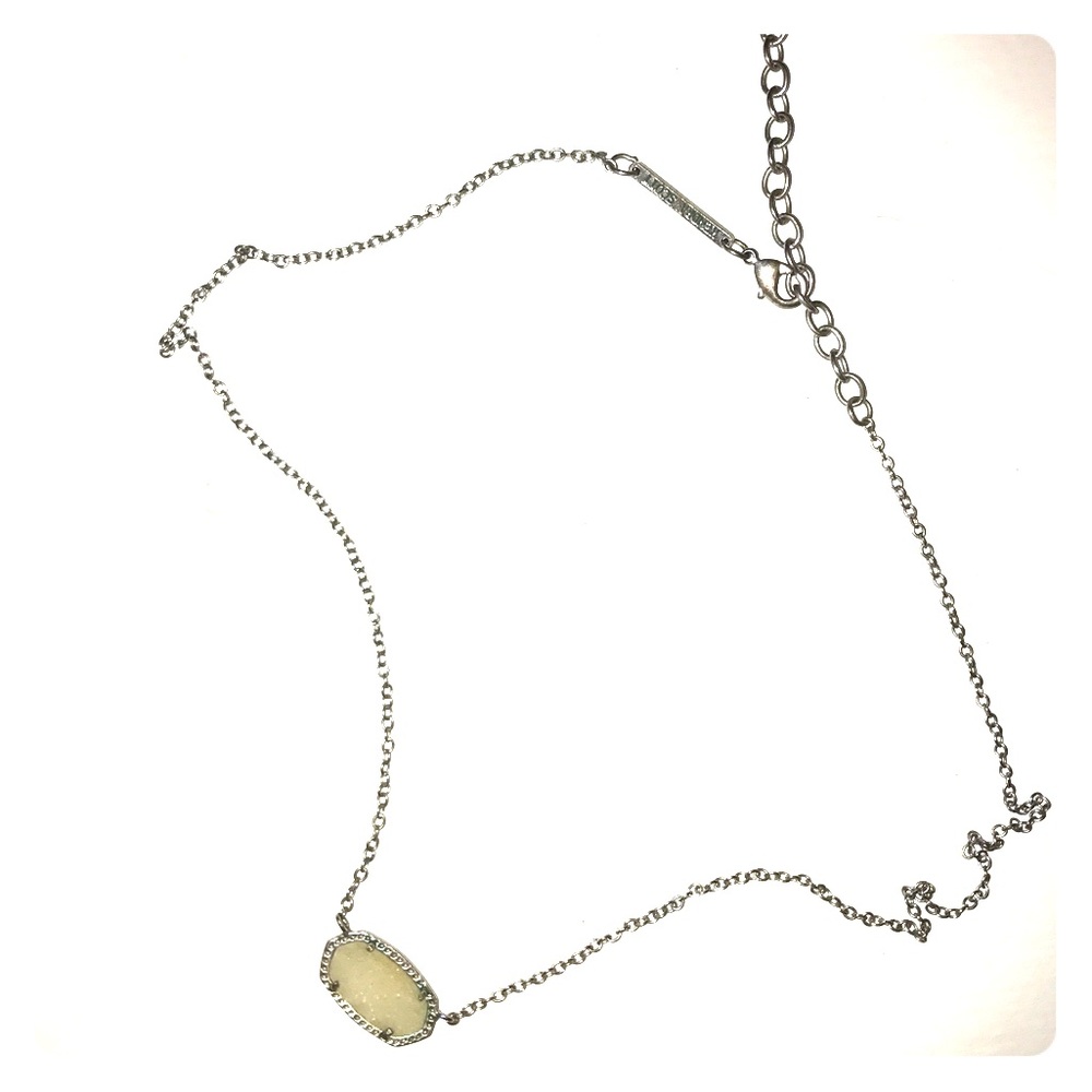 Kendra Scott delicate off white necklace 🌸