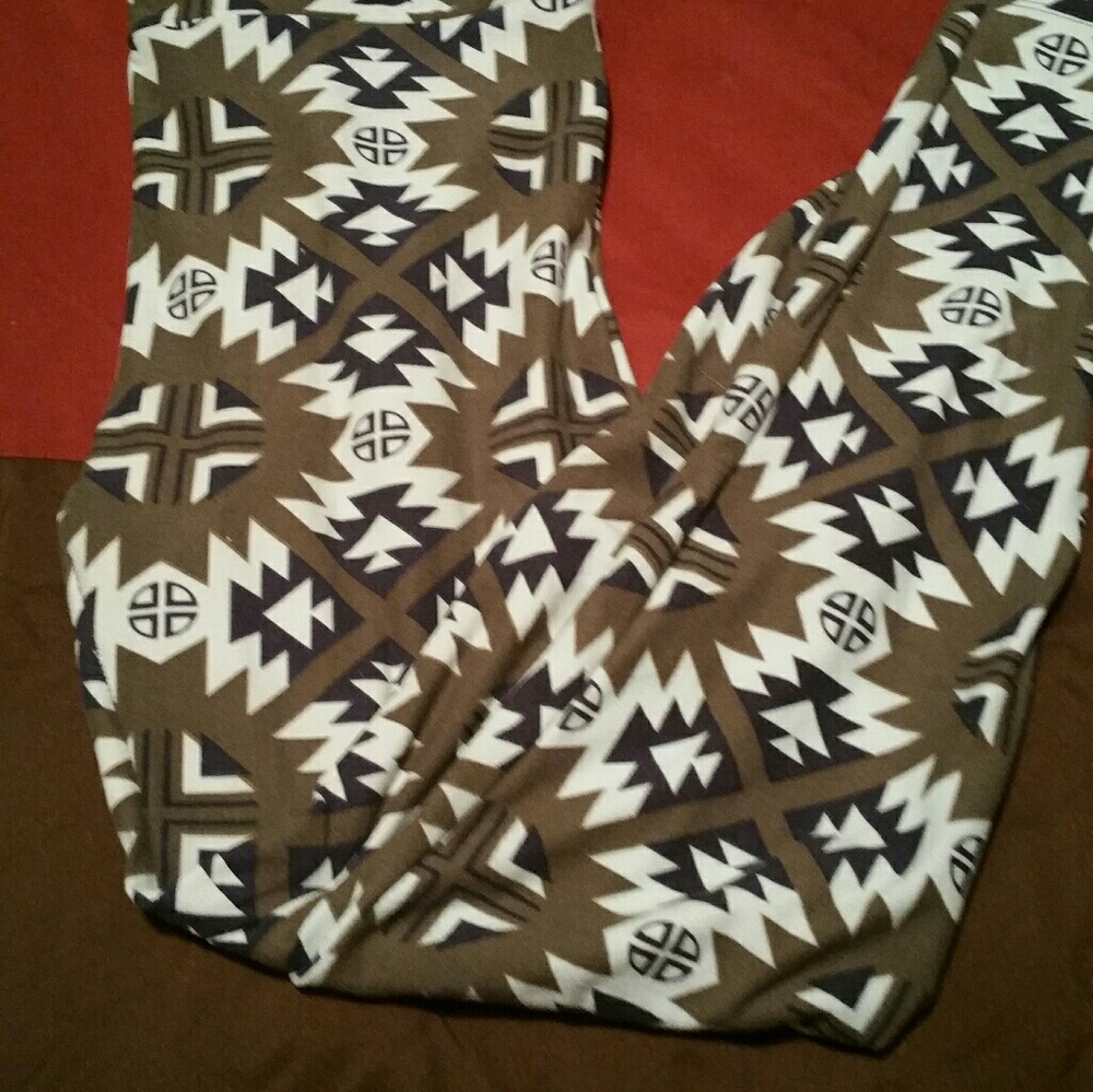 SOLD Lularoe leggings size OS