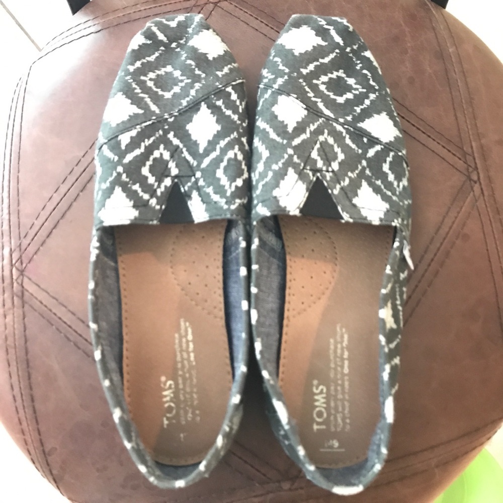 Lightly worn TOMS
