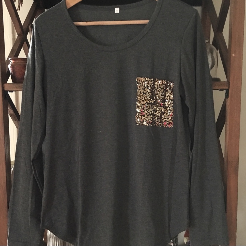 🆕LISTING, Gray tee with glitter pocket