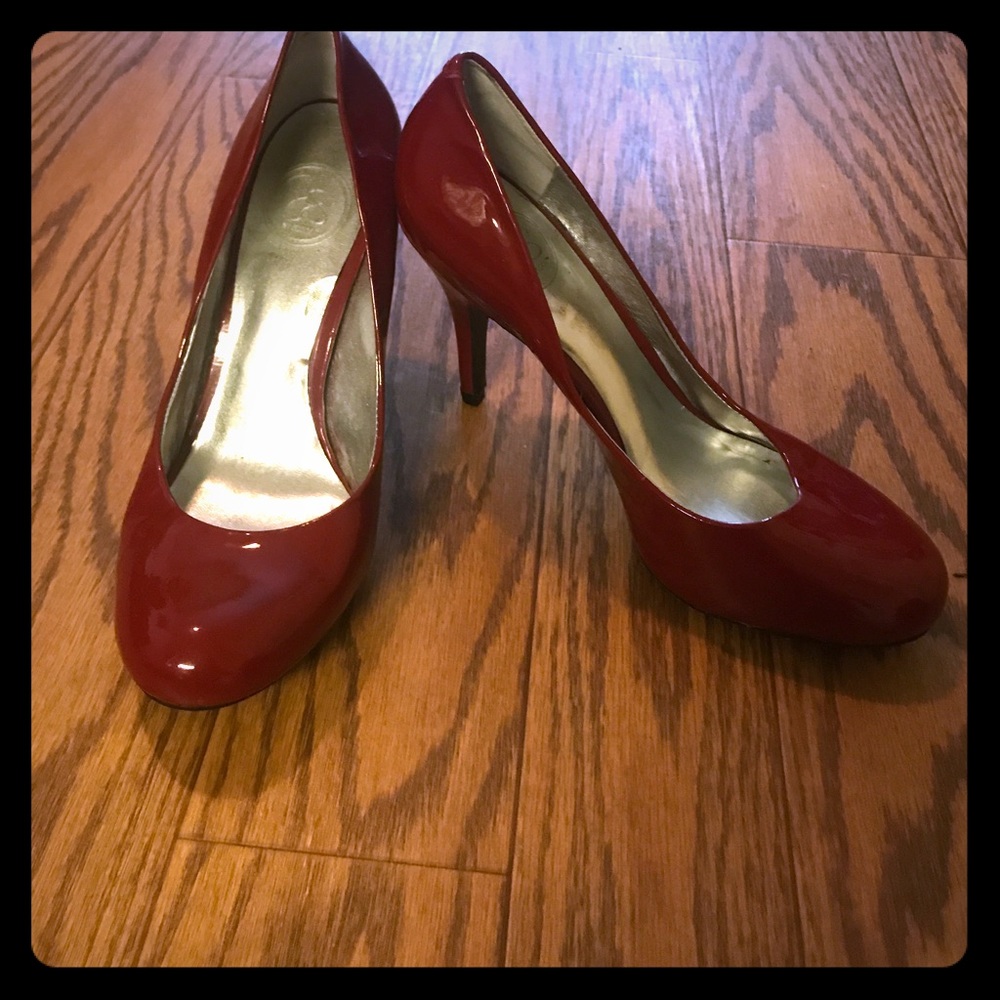 Red JS pumps by Jessica