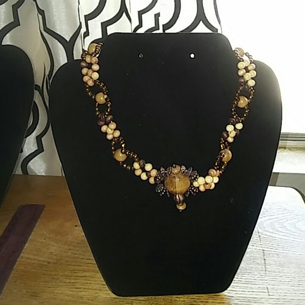 Earthy chocker