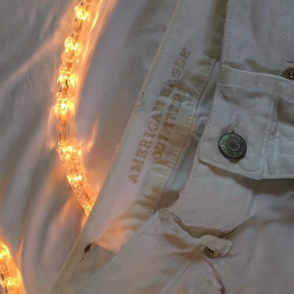 White AEO Shorts - Picture 3 of 4