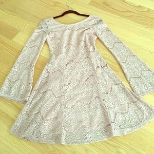 Mauve pink skirt with width sleeves lace detail.
