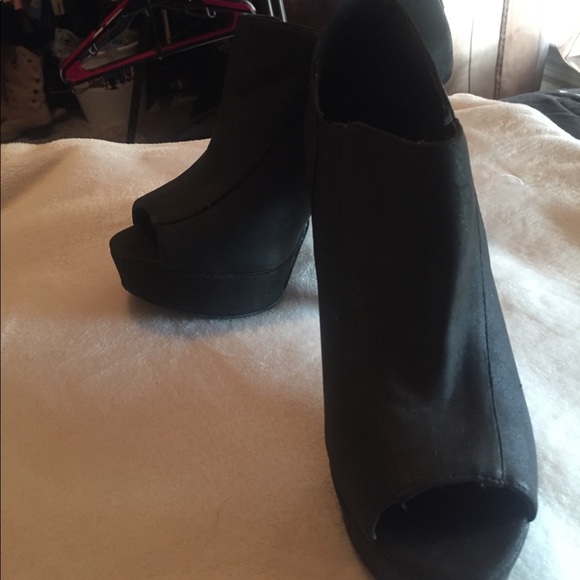 Heels - Picture 3 of 3