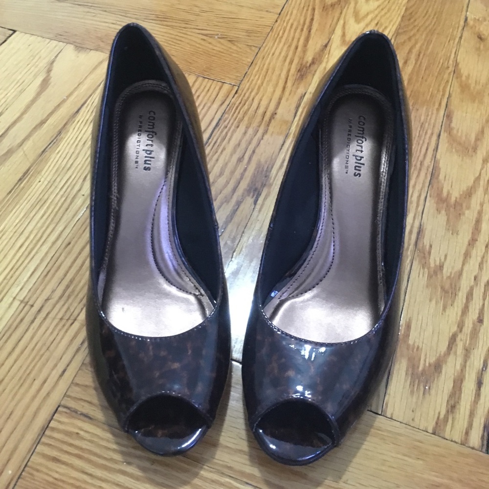 Printed dark brown wedges