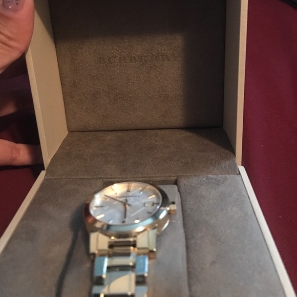 Burberry watch - Picture 3 of 4