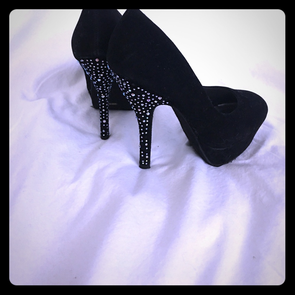 Black pumps with rhinestone heel