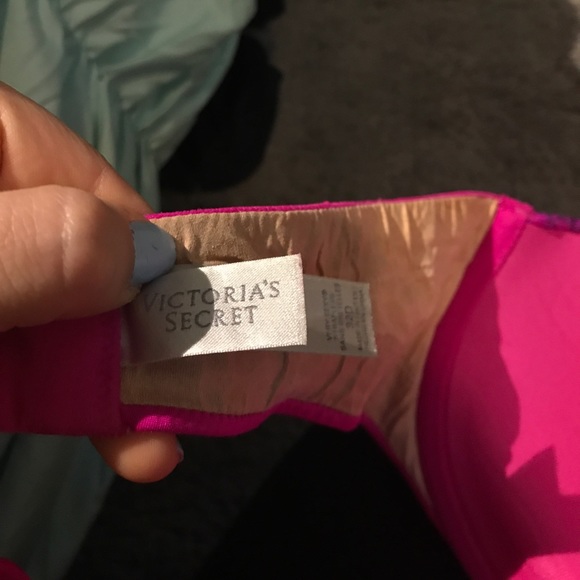 VS strapless bra worn once size 32D - Picture 5 of 5