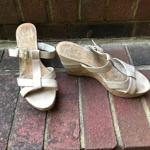 GUESS nude wedges