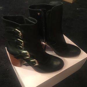Vince Camuto Signature