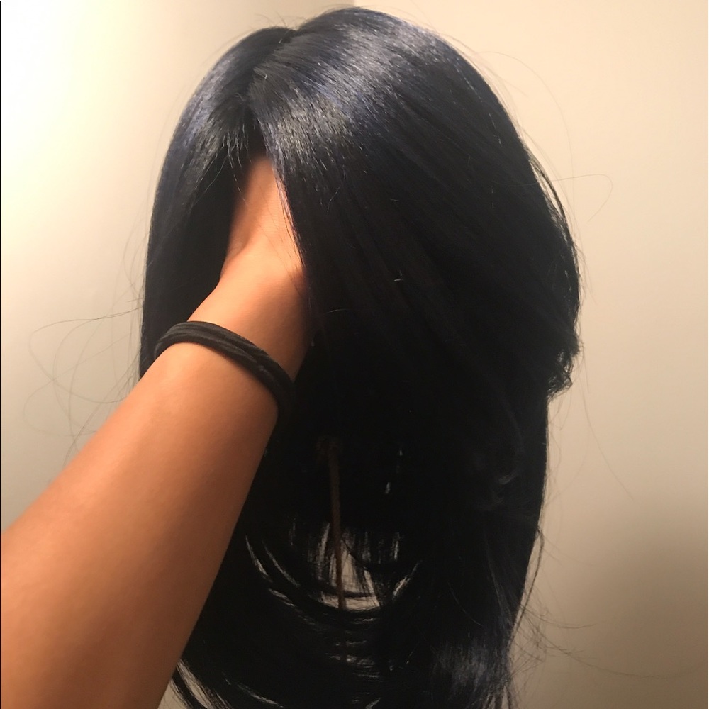 Short bob wig - dark blue highlights