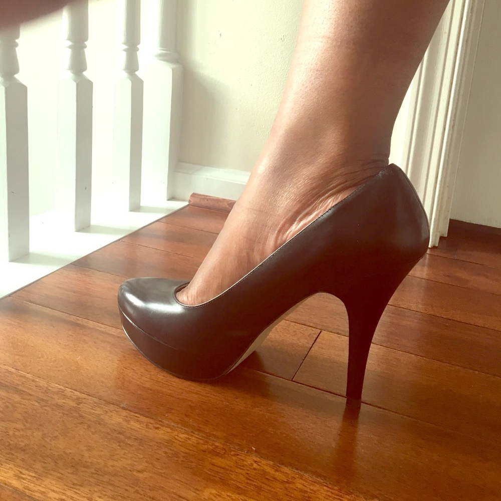 Black Round Toe Platform Pumps by Enzo Angiolini
