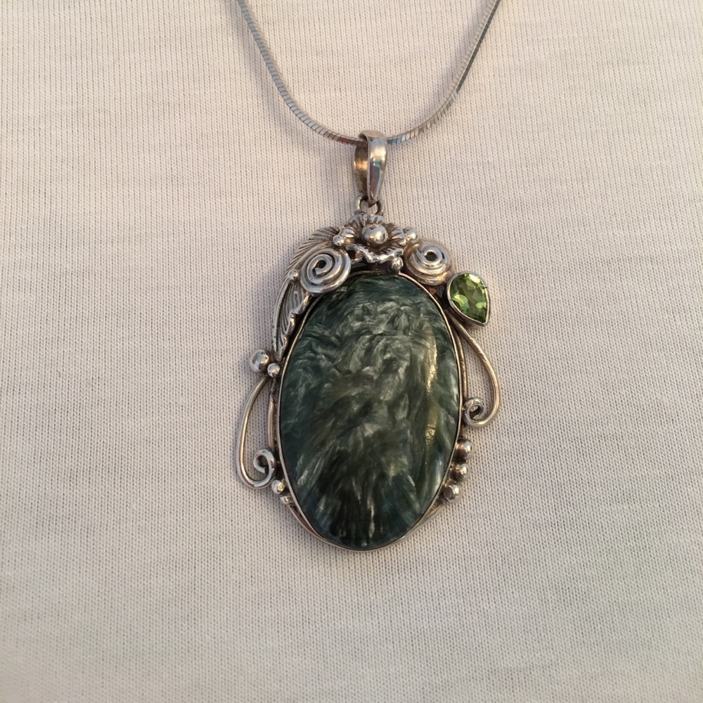 NATURAL STONE PENDANT WITH CRYSTAL